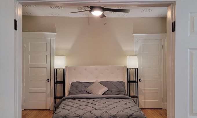Roxbury Apartment | 4 bedroom, ๐ King bed, free ๐
ฟ๏ธ Parking, walk to T, minutes to Downtown Boston