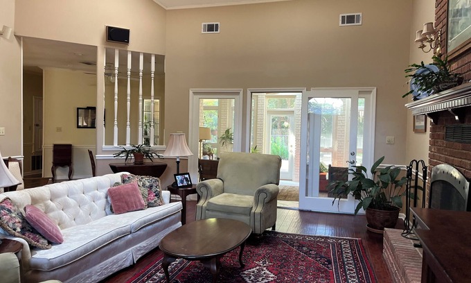 Royal Oaks House | 4-bedroom vacation home 7 minutes drive to University of Mississippi