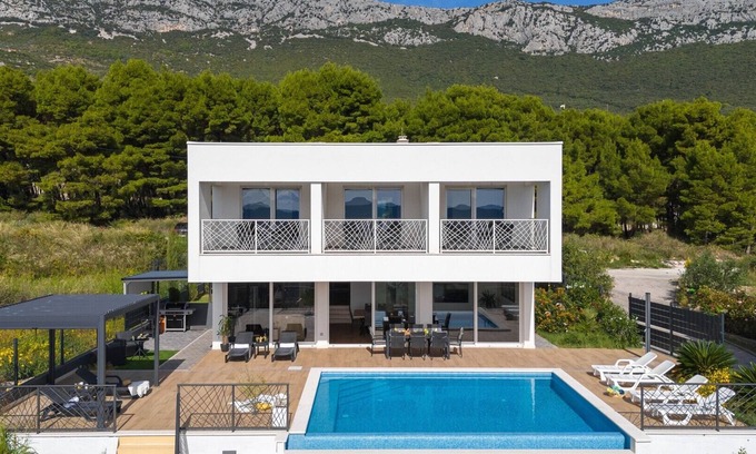 Kastel Sucurac Villa | 4-bedroom villa with private swimming pool located only 10km from town Split