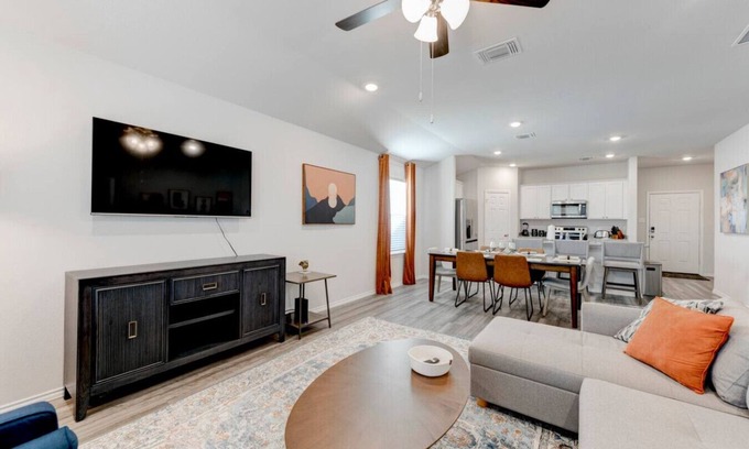 Temple House | 4 Bedrooms in Center of Temple