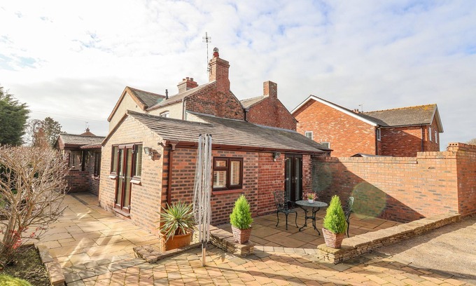 Chorlton-by-Backford House | 4 GREEN FARM COTTAGE, family friendly, with a garden in Saughall