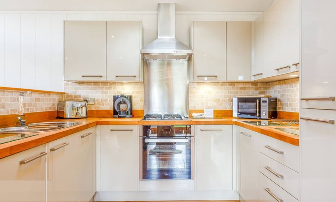 Looe Cottage | 4 HEDGEROWS, family friendly, with hot tub in Lanreath