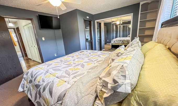 Northeast Colorado Springs House | 4 King beds/6Bdrm & 3Ba/Your Ideal Family Getaway