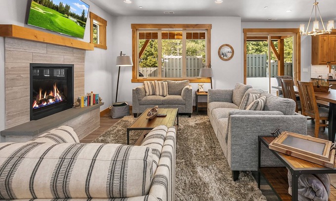 Cle Elum House | 4 Master Suites in PRIME location! Walk to Golf, the Spa, and Portals!