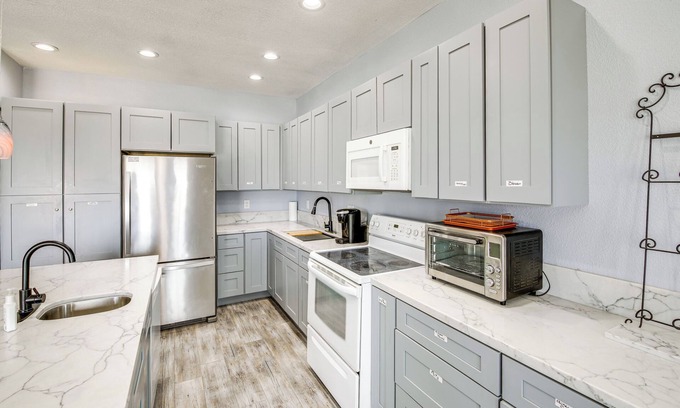 Bullhead City Cottage | 4 Mi to Casinos: Mtn-view Home in Bullhead City!