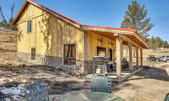 Custer House | 4 Mi to Wind Cave Natl Park Creekside Cabin!