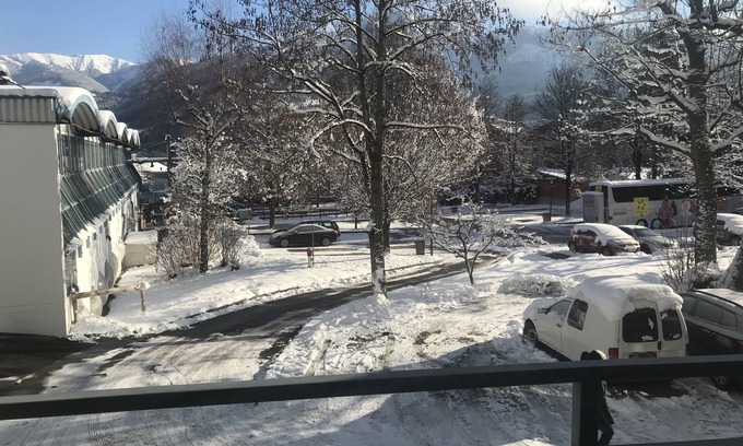 Zell am See Apartment | 4 Mins from the City Express Lift . Private parking. sleeps 6