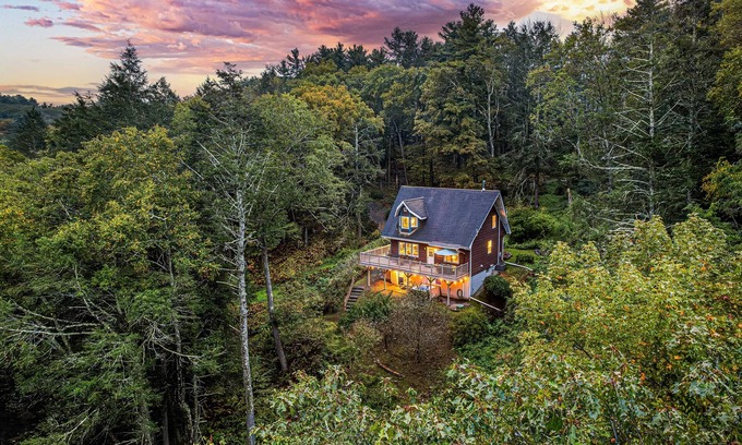 Milford Cabin | 4 mins to Milford-Hot Tub-10 acres-Pinballs-Creeks