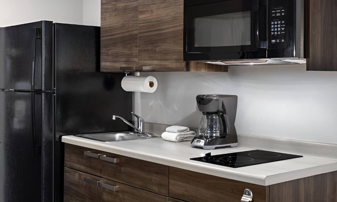 Westgate Hotel | 4 Pet-Friendly Rooms with Kitchen and Outdoor Grill Close to Restaurants & Parks