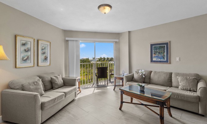 Tavernier Apartment | 4 Relaxing Units w/Ocean View, Full Kitchen, Outdoor Pool, Beach Access!