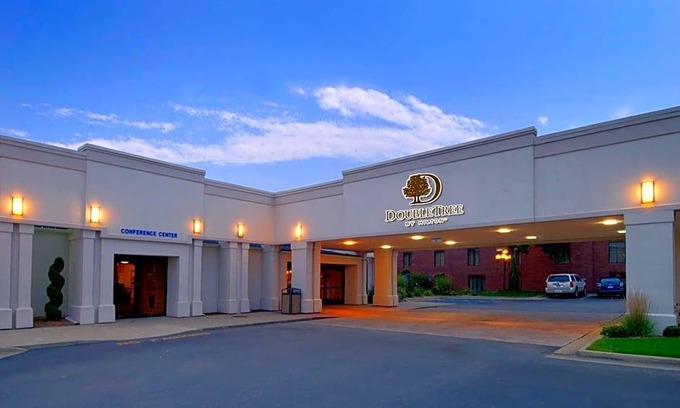 East Paris Hotel | 4-Star Hotel ∙ DoubleTree by Hilton Hotel Grand Rapids Airport