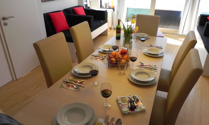 Ottensen Apartment | 4-Zi.-Apartment 'Elbkontor II', modern apartment for up to 10 people, WiFi