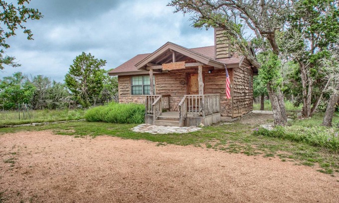 Fredericksburg Cabin | 40 m² Cabin ∙ 1 bedroom ∙ 2 guests