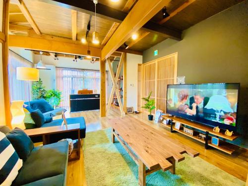 Matsuyama House | 48坪！道後温泉付近駐車場有り清潔さと設備の充実さが高評価 大切な家族仲間と広々とくつろげます