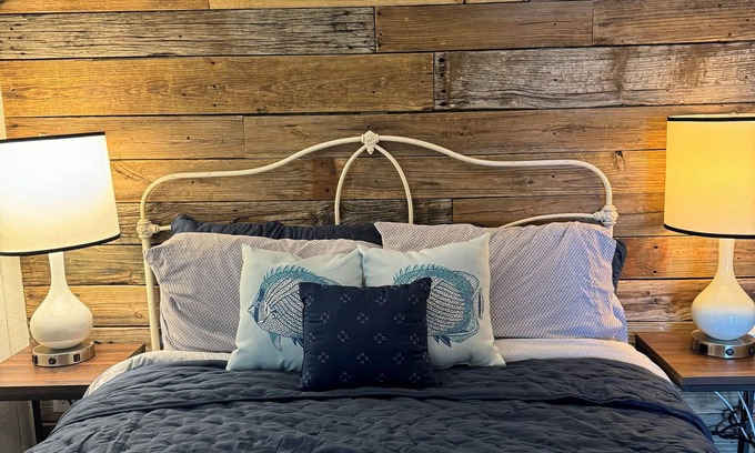 Quinlan Cabin | #49 Cozy Lake Front Cabin w/AC, WiFi & Breathtaking Views! Marina w/Free Fishing