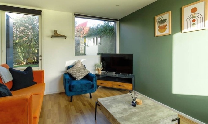 Milton Keynes House | 4B home in Milton Keynes with parking for 4 cars