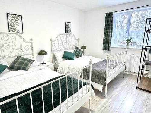 Coventry House | 4B4B Entire House Sleeps 11 Driveway Parking near Coventry University and City Centre