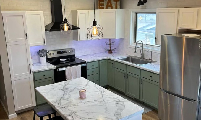 Green Bay House | 4bed-2bath 1.3 Miles from Lambeau