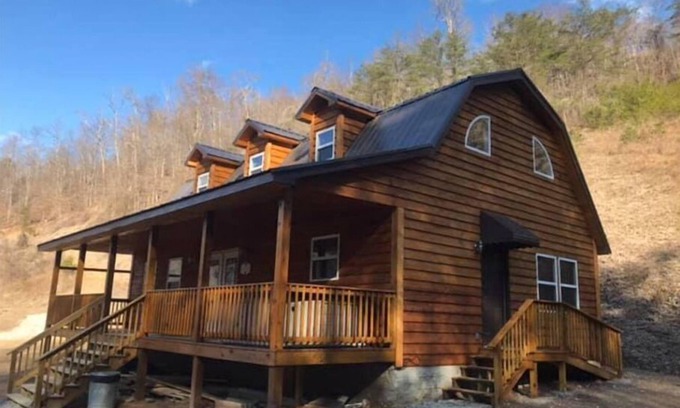 Lejunior Cabin | 4BR 2 Bath w/hot tub and game room. Within 10 mins of Harlan & Cumberland.