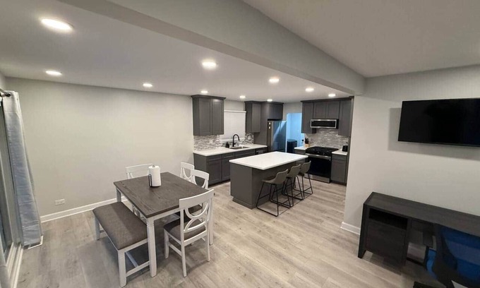 Elk Grove Village House | 4Br/2ba Modern Fresh rehab near O'Hare