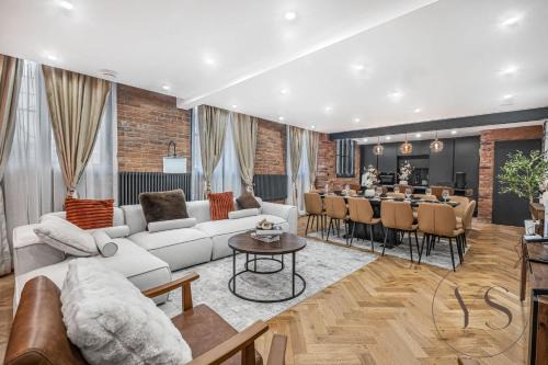 Birmingham City Centre Apartment | 4BR Apt in Central Birmingham Games Room & Free Parking