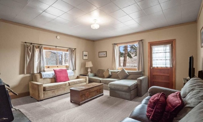 Leadville House | 4BR Bungalow - Spacious Backyard & Pet Friendly