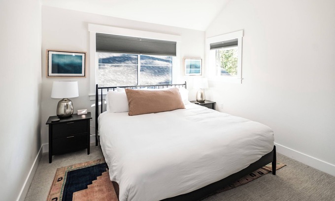 Roslyn Cabin | 4BR + Bunk Room | Kid-Friendly Fun w/Hot Tub & Game Garage