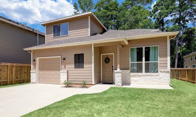 Montgomery House | 4BR house in Montgomery w/WiFi, AC, Backyard 10 mins Lake Conroe, Sleeps 13