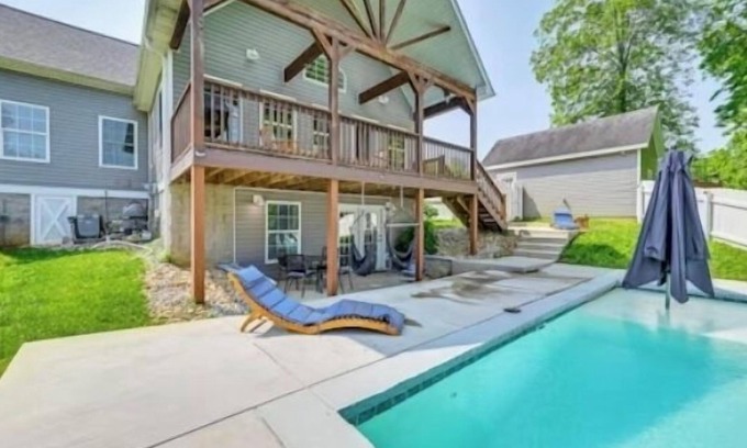 Mount Vernon House | 4BR+Lake View+ Fire Pit+Pet Friendly&Heated Pool with Fee+Avail 10-19 thru 10-24