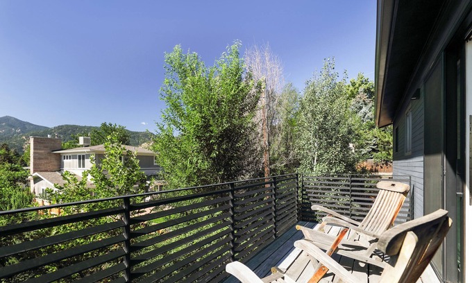 Newlands House | 4BR Modern Gem with Flatiron Views & Hottub 1mile to Pearl, 1block to NoBo Park