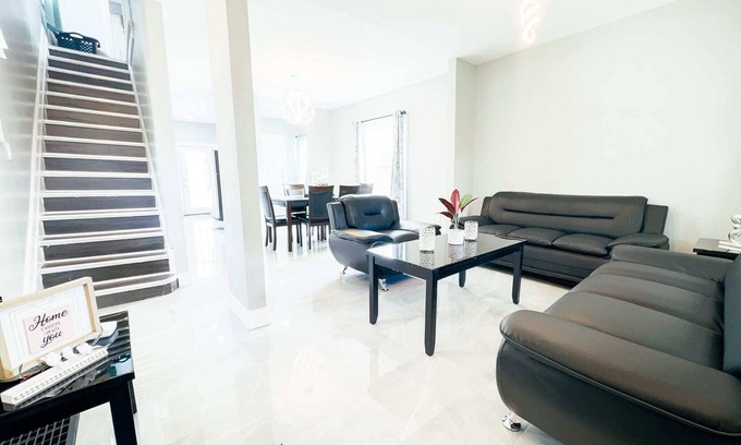 Niagara Falls House | 4BR Niagara Getaway-Prime Location