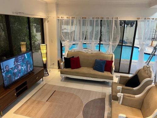 Antipolo Apartment | 4BR Tipolo rest house with Pool Sauna billiards hockey