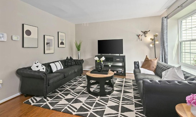 Countryside House | 4BR Townhome, Close to Shops & Restaurants, 40 Mins to DC