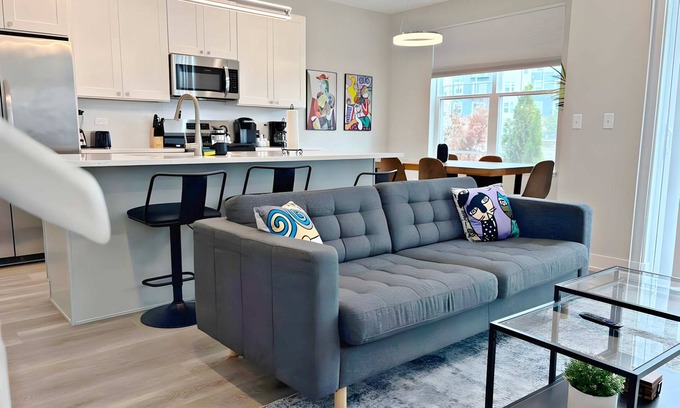 Warrenville Apartment | 4BR Townhouse w/Lake View & Parking | Sleeps 10