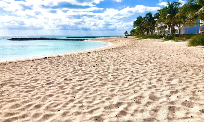 Palm Cay House | 4br -Walk to SANDY BEACH! and pool in 50 steps! Tennis! Pickle! Gated community