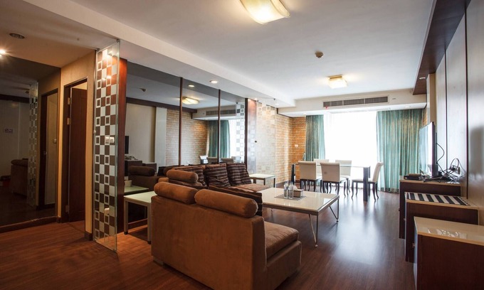 Khlong Toei Nuea Apartment | 4C - 2 Bedroom Downtown Apartment with shared Pool