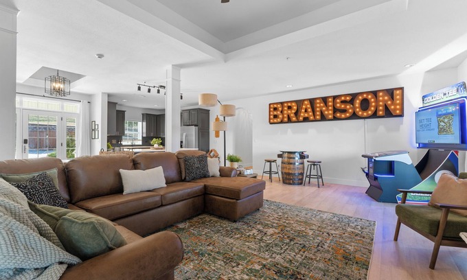 Branson House | 4King Suites, Private Deck, Pool, Restaurant, Golf Course