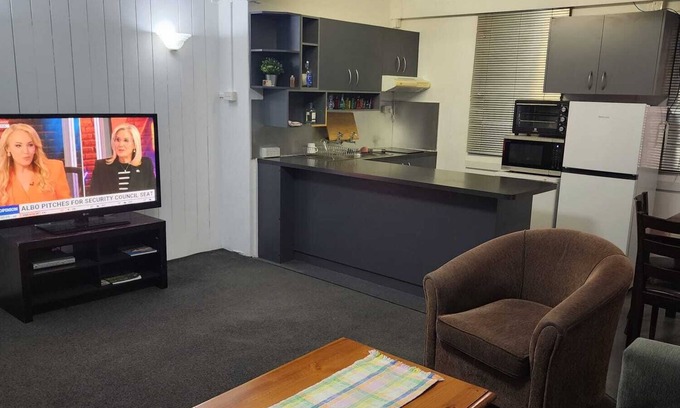 Griffith Apartment | 4km to parliament, 400m to Fyshwick Markets, fully furnished with room for 4
