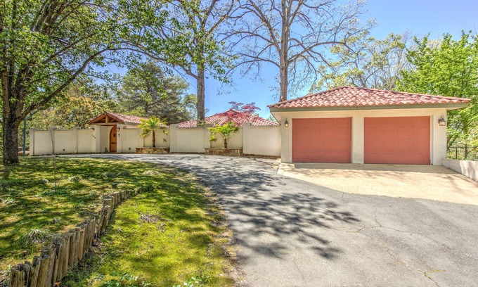Mid America House | 5,000 sq. ft. Lake villa, 5/5 BA , sleeps 12, 2 boat stalls, 20x40 PRIVATE pool