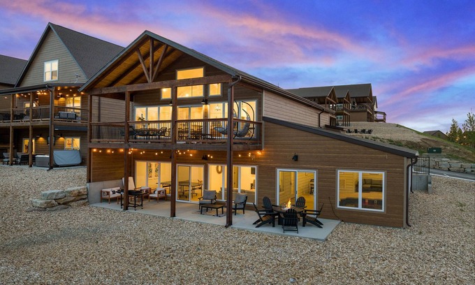 Kimberling City House | 5 Bd | 7 Bth | Private Indoor Pool | Hot Tub | Ping Pong | Foosball | Firepit