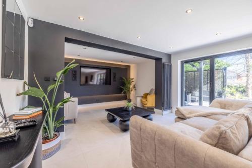 Datchet House | 5 Bed Home in Datchet with Garden & Parking