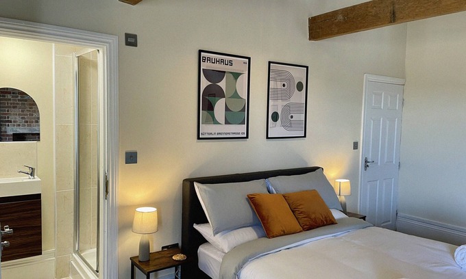 Northway House | 5 Bed Home in Northway, Tewkesbury with Parking