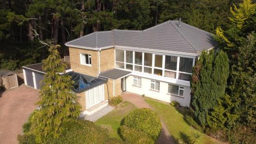 St Leonards House | 5 Bed House - Pool - Hot Tub - Sauna - Pool Table - Near New Forest and Beach - Sleeps 12