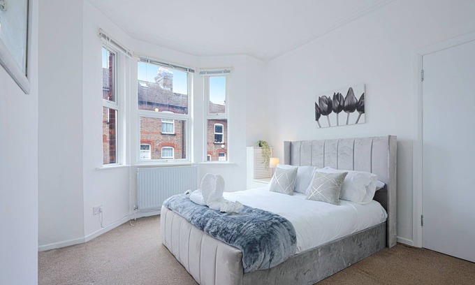Luton House | 5 Bed House - Sleeps 10 - Parking - Wifi