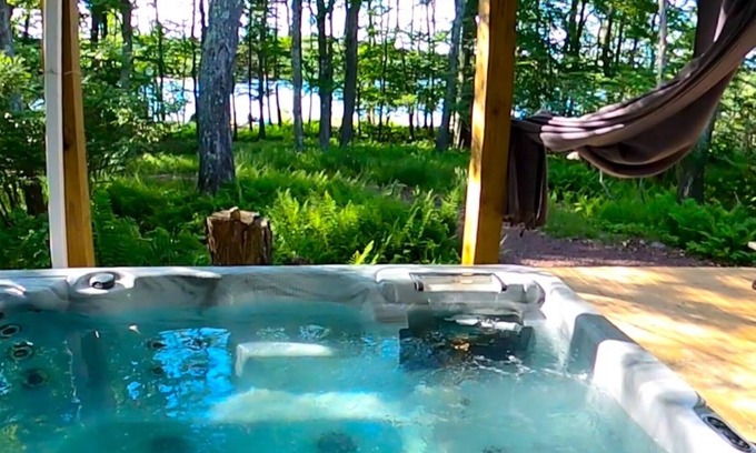Tobyhanna House | 5 Bedroom 3 Bath Lakefront with Yr Round Hot tub near Camelback