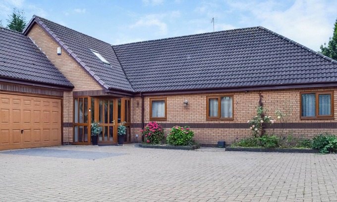 West Bridgford Cottage | 5 bedroom accommodation in Gamston, near Nottingham