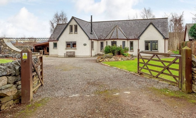 Tomatin Cottage | 5 bedroom accommodation in Tomatin