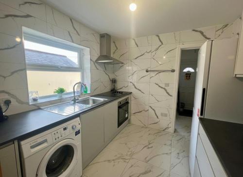 Newcastle-upon-Tyne Apartment | 5 Bedroom Sleeps 10 Free Parking Wifi