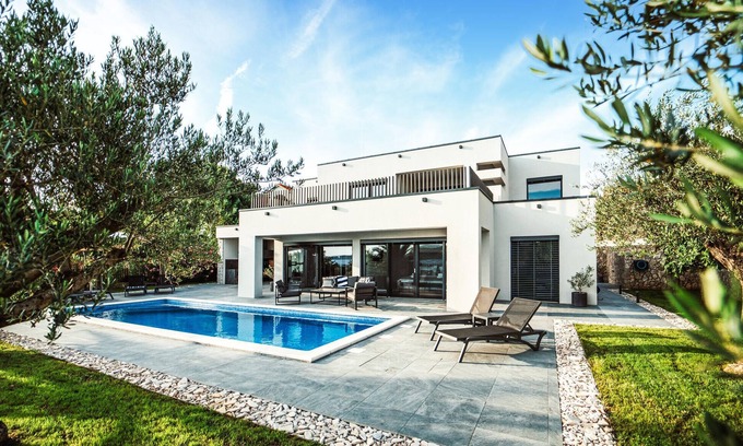 Rtina House | 5 bedroom stunning home in Razanac