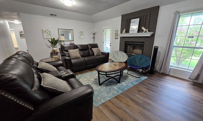 Abilene House | 5 bedrooms 2.5 bath with 7 beds in South Abilene. NO CARPET. QUIET. CONVENIENT.